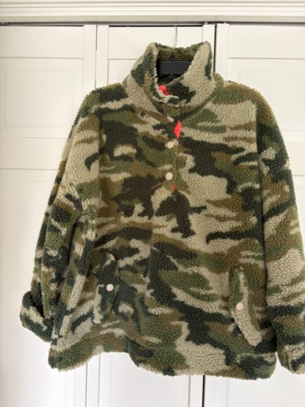 Soft vintage fleece body. Sherpa lining at collar. Camo pattern with neon orange - Picture 3 of 7
